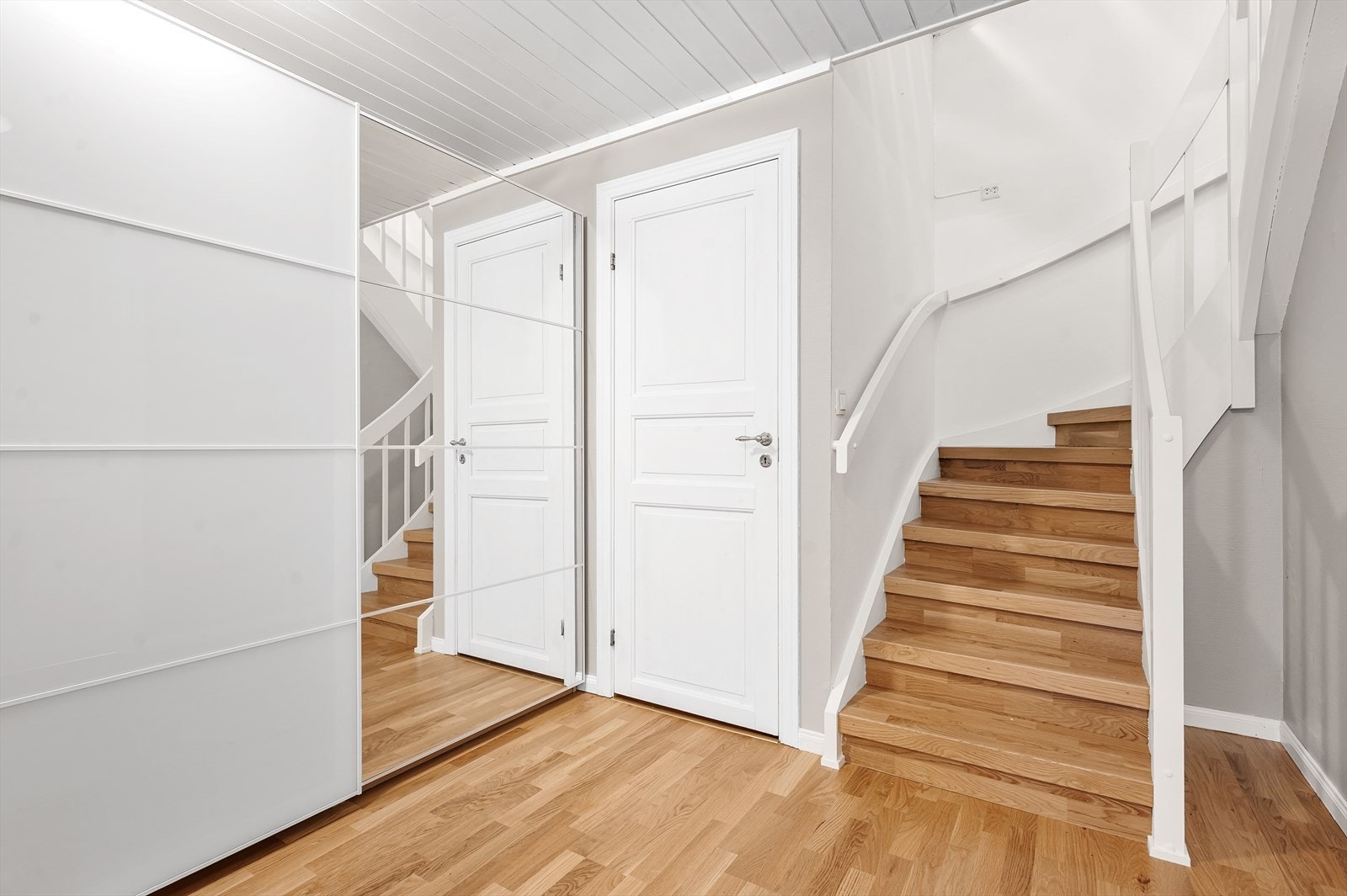 Trappegang i underetasjen. Galleribilde