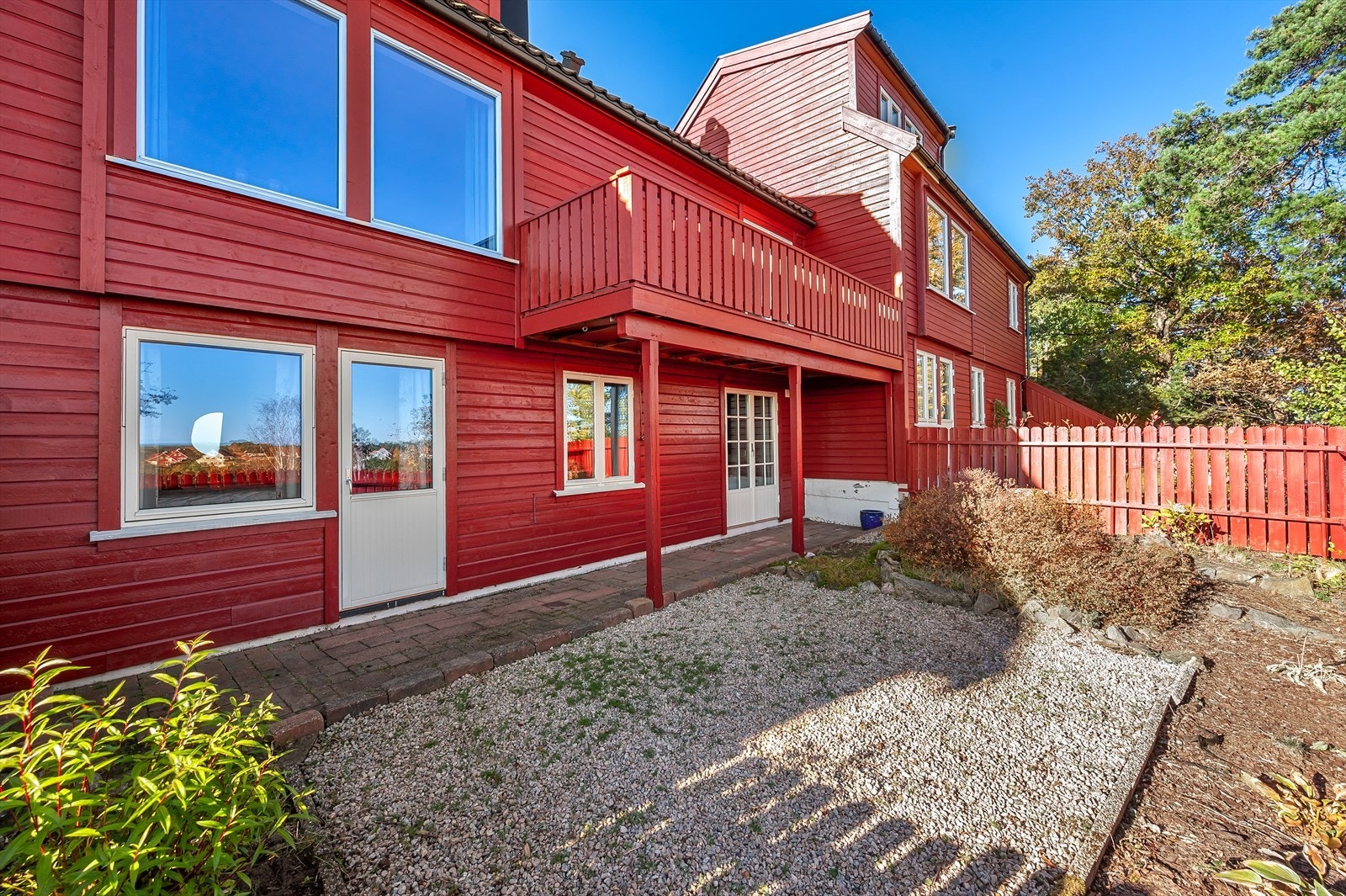 Uteplass med mye muligheter foran boligen. Galleribilde