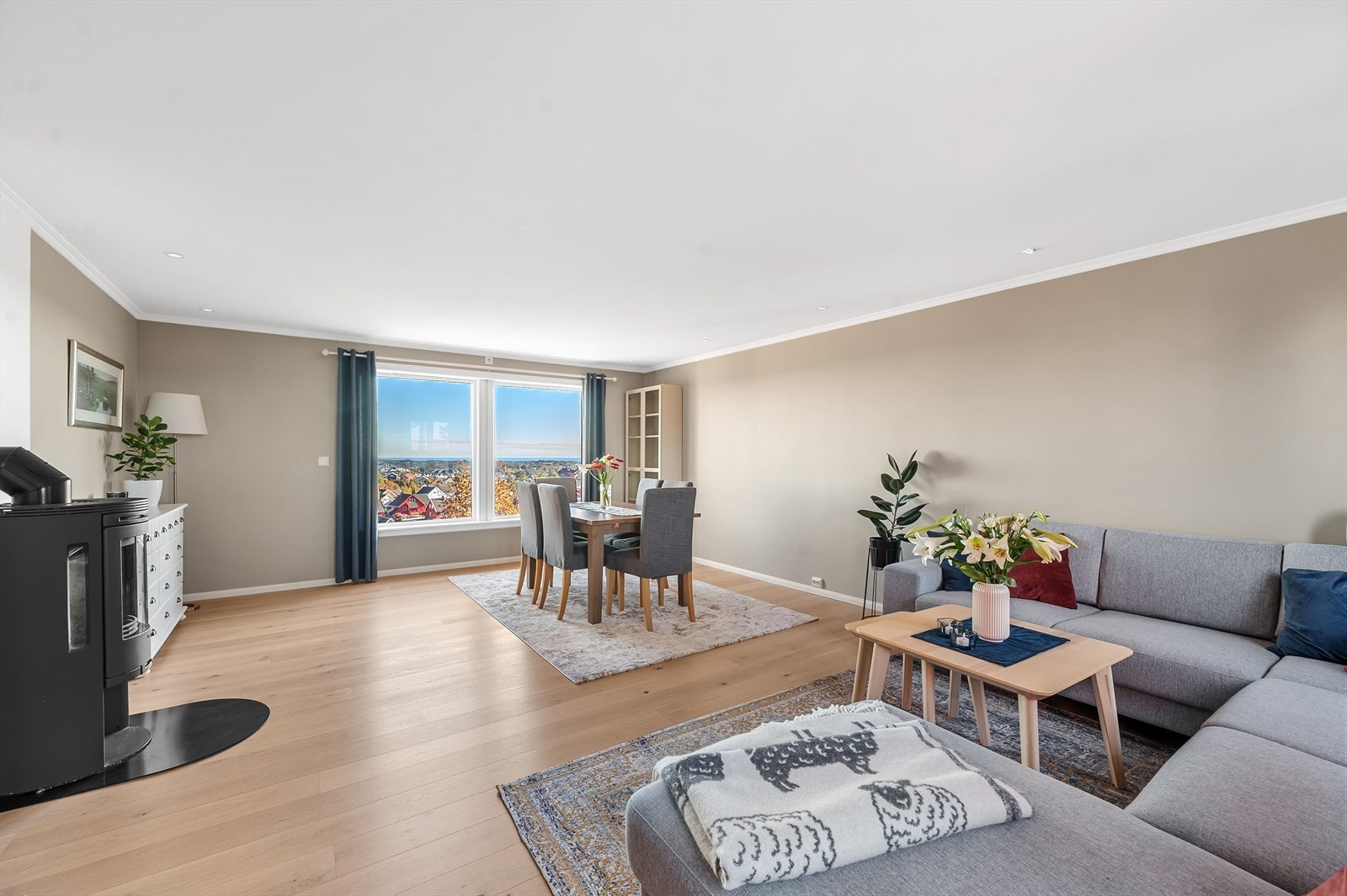 Stuen er romslig og god plass til spisestue og sofagruppe. I tillegg har man vedfyring i stuen. Galleribilde