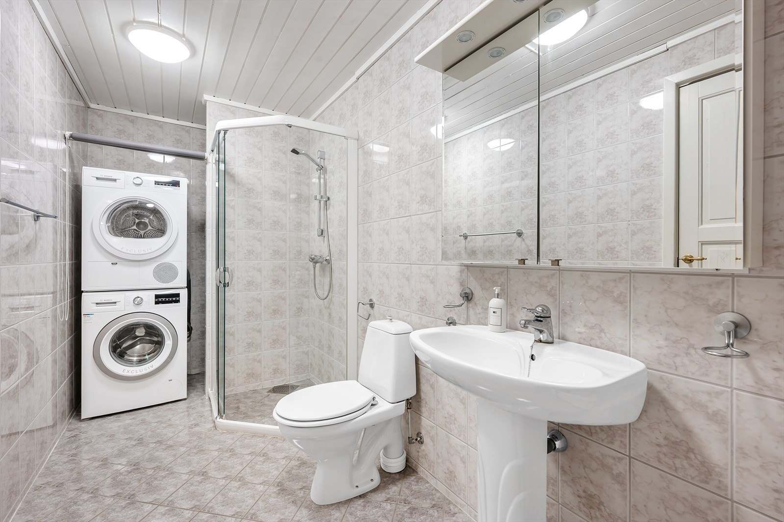 Flislagt bad med opplegg for vaskemaskin. Galleribilde