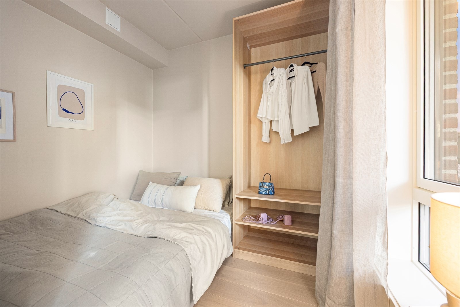 Innbydende soverom med plass til 180x200 dobbeltseng, samt garderobeskap(inkl). Galleribilde