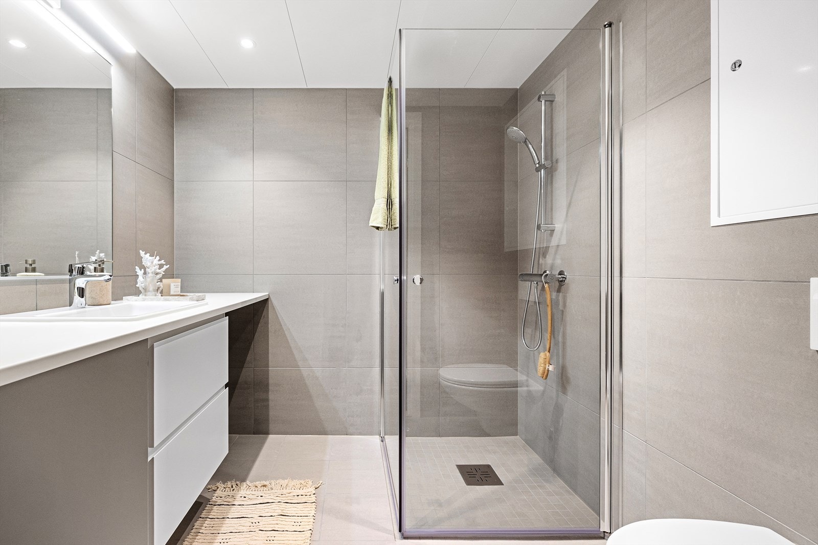 Moderne bad m/vannbåren gulvvarme. Opplegg for vaskemaskin/tørkemaskin(standard størrelse). Galleribilde