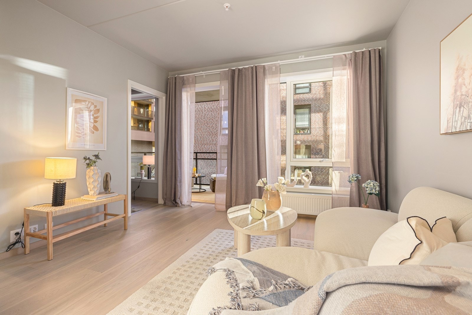 Lys og luftig i Nordisk stil med 1-stavs parkett. Skinnegardiner er inkludert. God plass til sofa, bord og andre møbler. Galleribilde