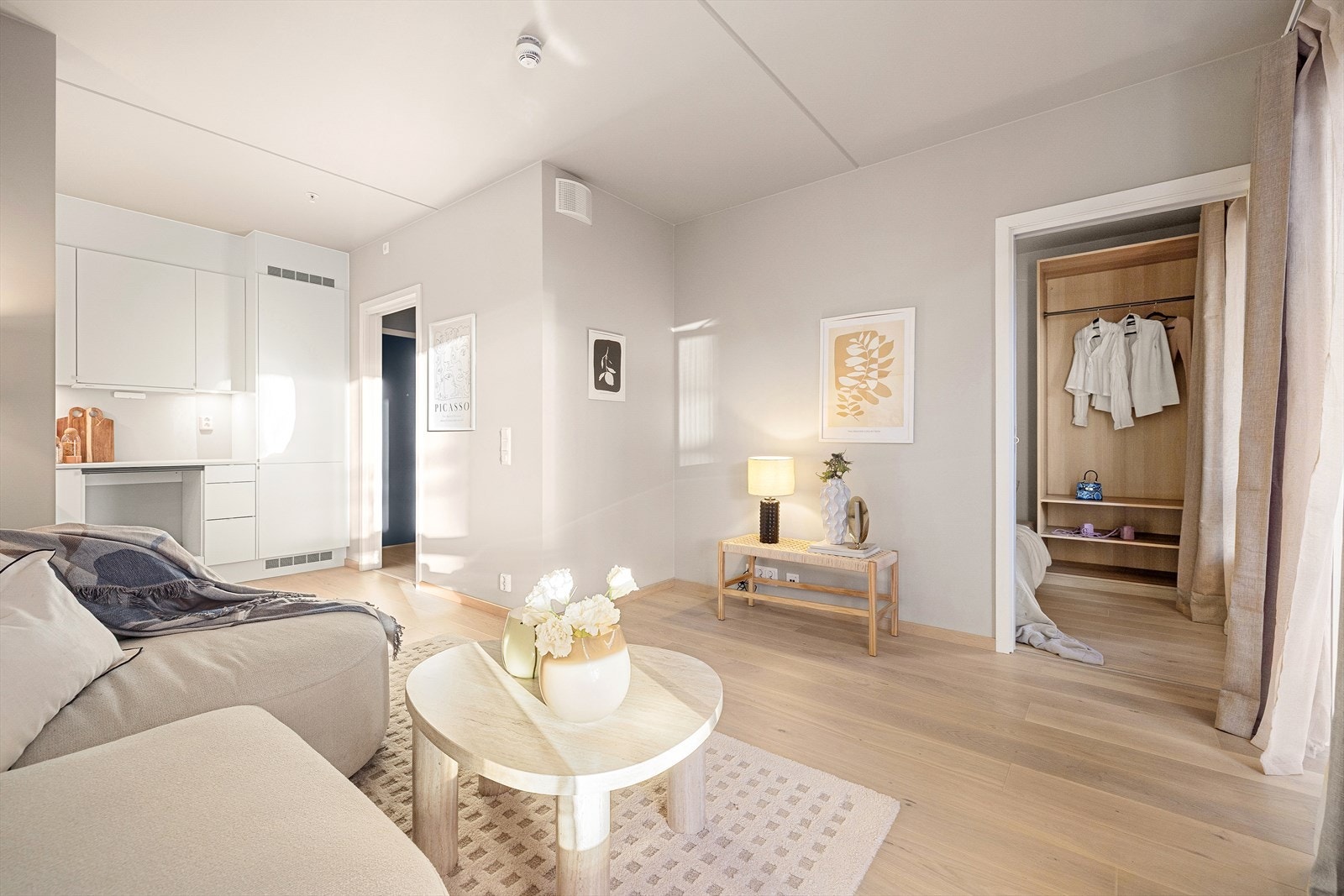 Leiligheten har ekstra god takhøyde på ca. 3 meter(Stue og soverom). Det er moderne og lyse farger på veggene. Galleribilde