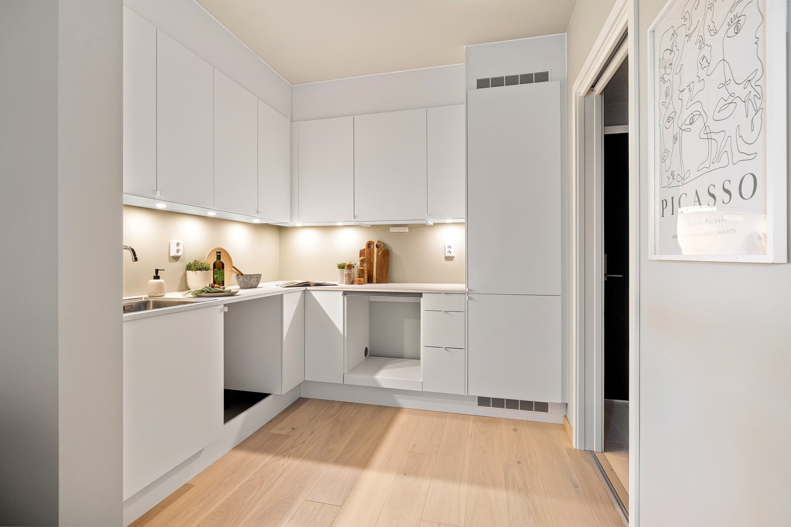 Nytt kjøkken fra Studio Sigdal Skøyen. Klargjort for integrering av nye hvitevarer(standard størrelse). Kontakt megler for nærmere info. Galleribilde