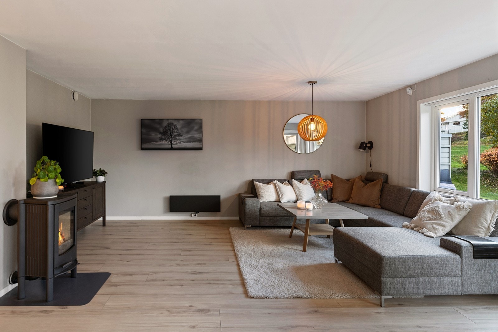 Stuen har glatte malte veggflater i en nøytral gråbeige tone. Galleribilde