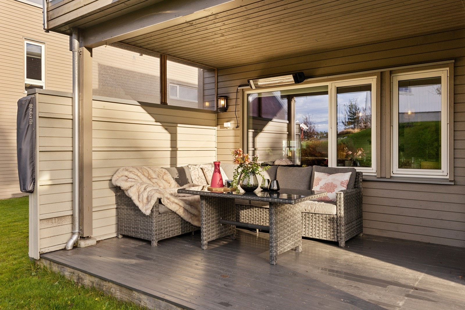 Terrassen er dekket med terrassebord i tre. Terrassevarmer. Galleribilde