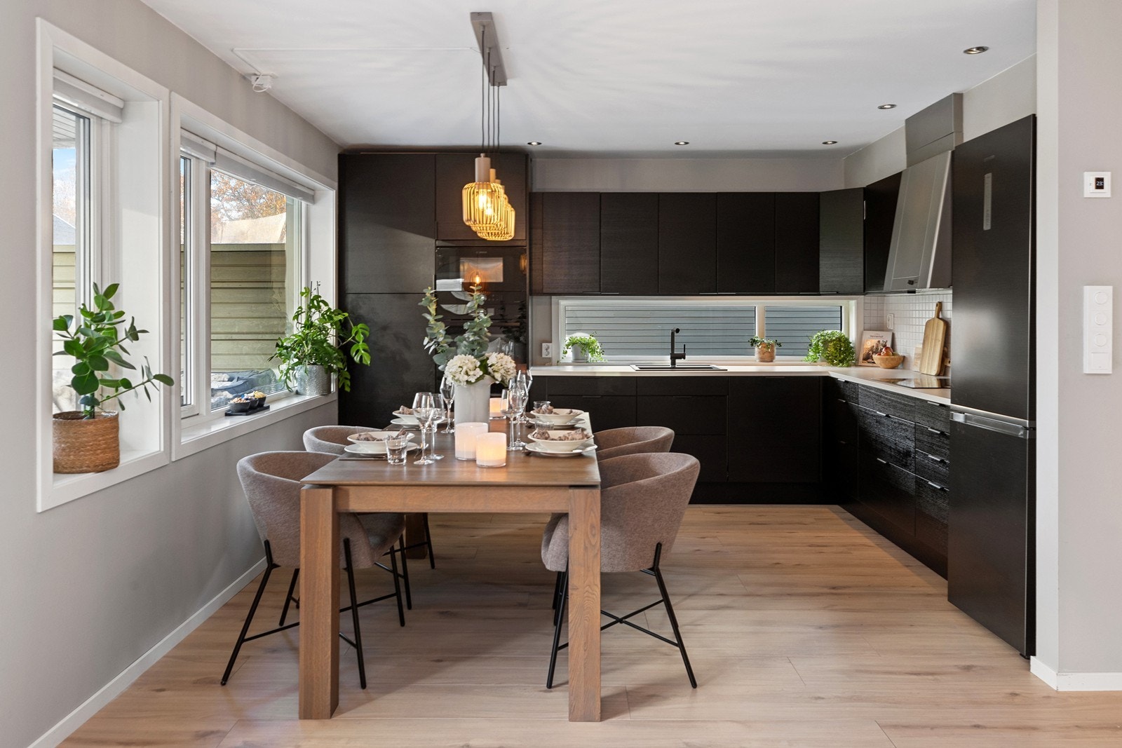 Innredningen er byttet i -21/-22 og har mørke fronter med trestruktur. Moderne integrerte hvitevarer er fra samme tid. Galleribilde