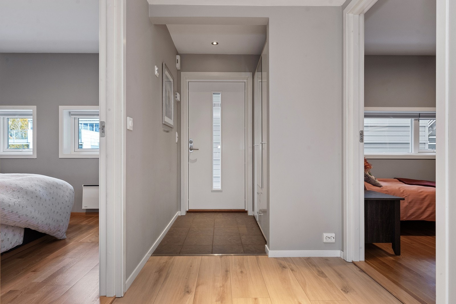 Inngangspartiet har fliser på gulvet og garderobeskap som rommer både ytterklær og sko. Galleribilde