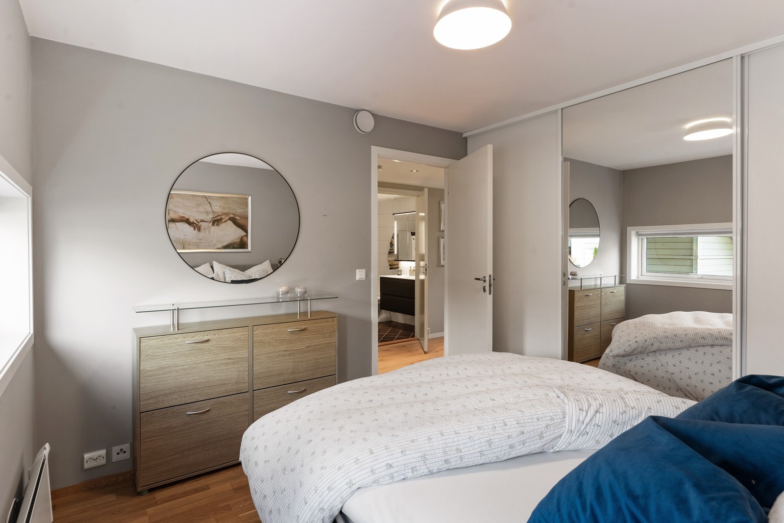 På den ene veggen er det montert skyvedørsgarderobe. Galleribilde