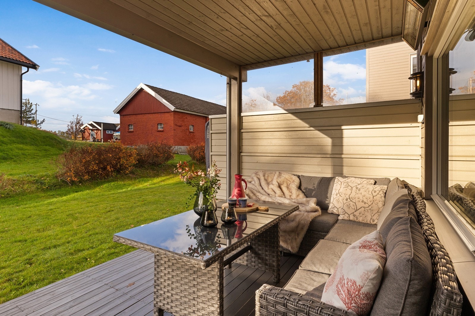 Uteplassen er overbygget og skjermet med levegger. Her nyter du solen fra ettermiddagen og ut over kvelden på sommerstid. Galleribilde