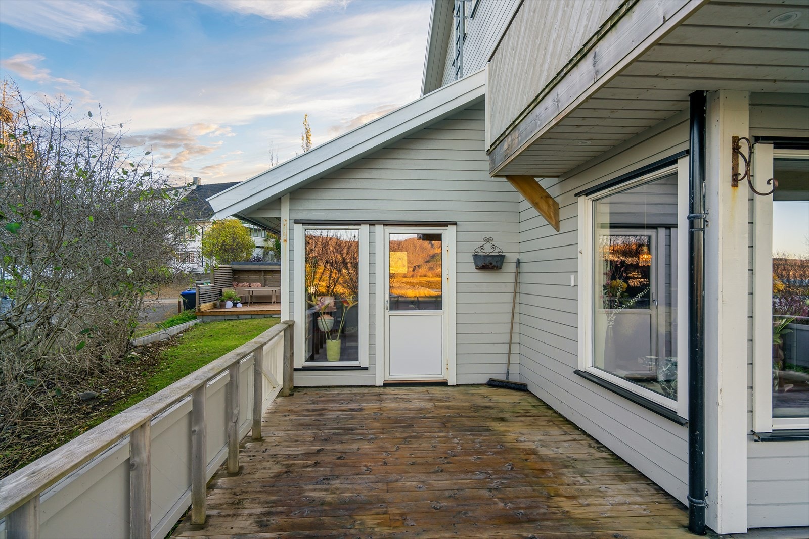 Det er to utganger til terrasse fra stuen Galleribilde