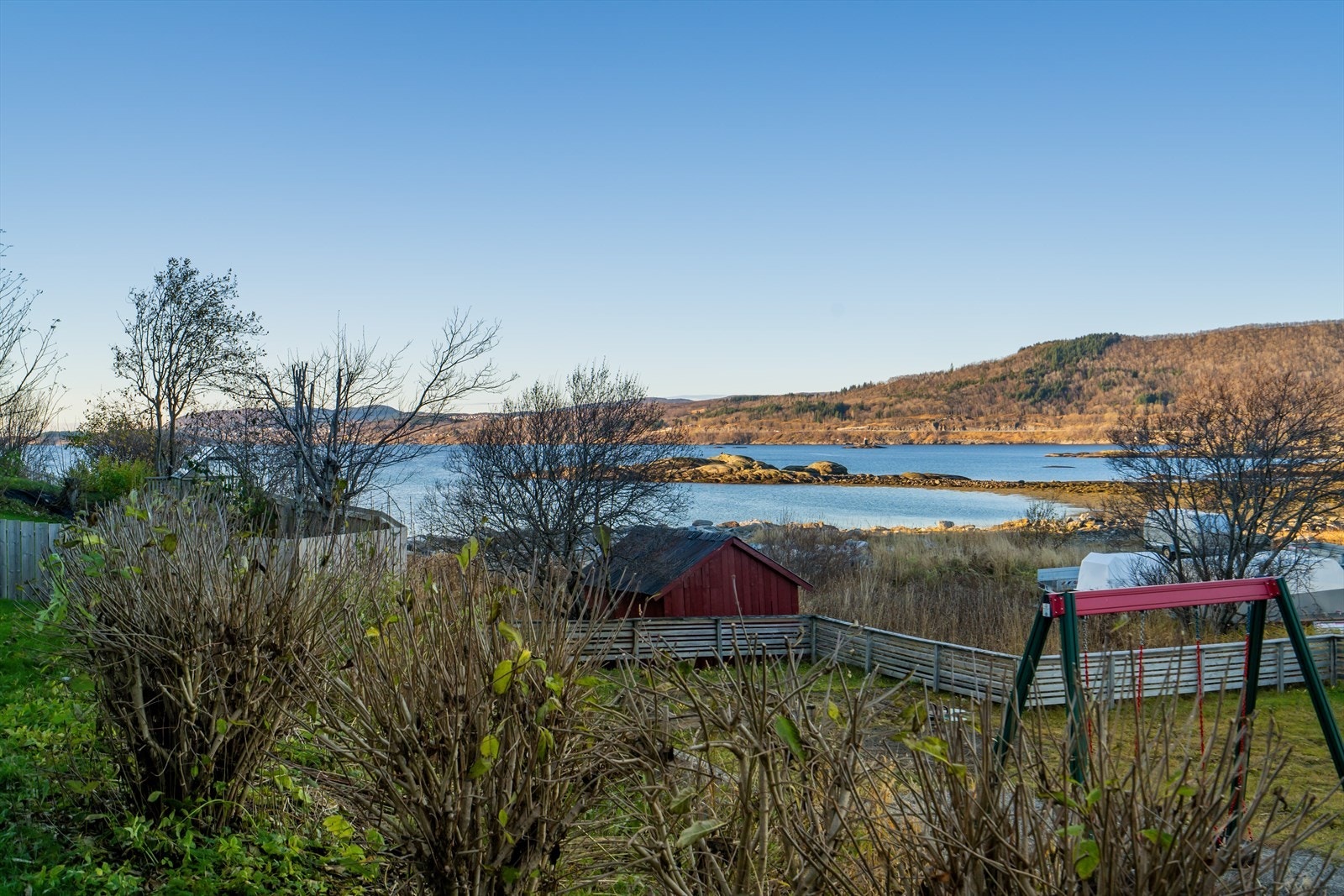 Utsyn mot fjorden gir en naturskjønn ramme til eiendommen Galleribilde