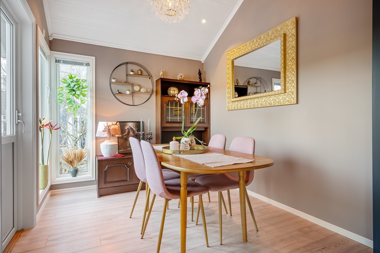 Spisegruppe med lys med store vinduer, og gir enkel tilgang til uteområdet. Galleribilde