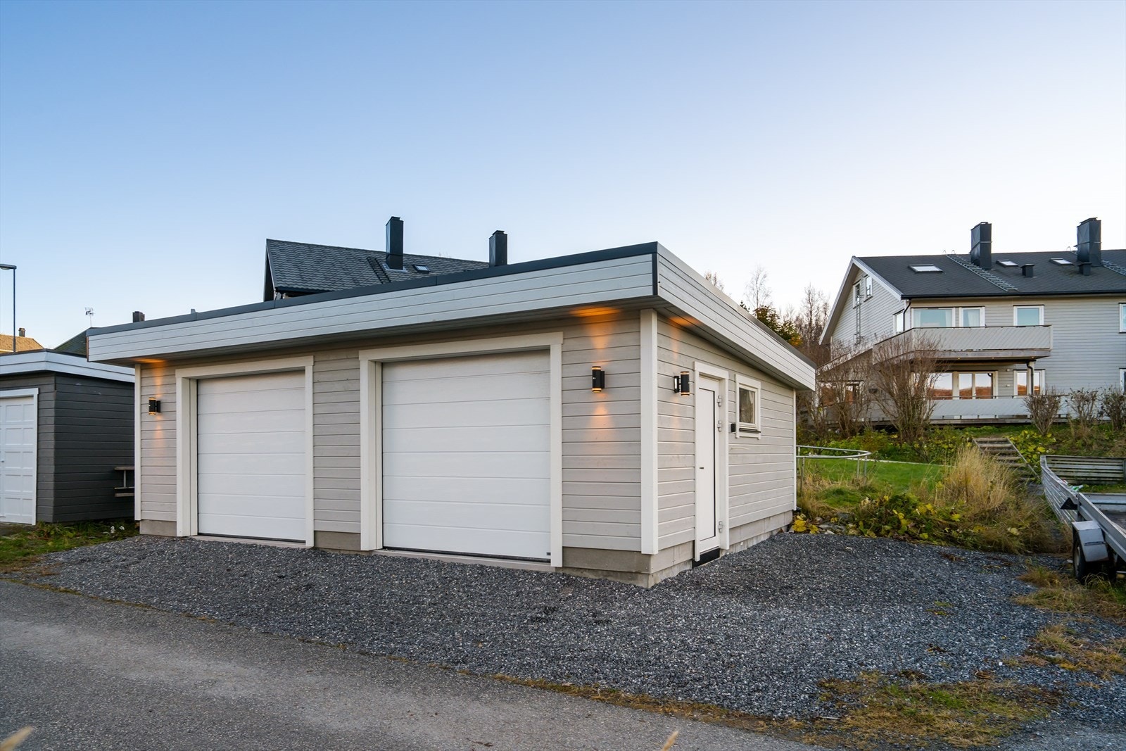 Leiligheten har en egen dobbelgarasje som er oppført i 2023 Galleribilde