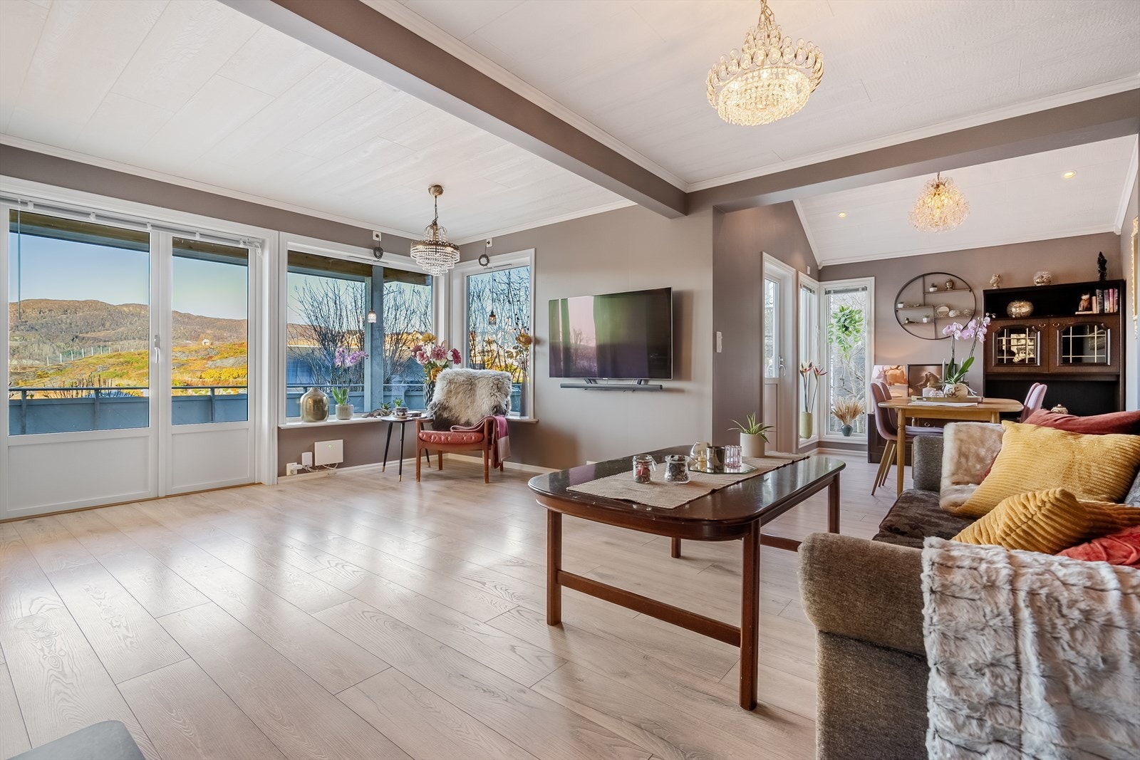 Robust og stilrent uttrykk i stuen, med god plass til møblering Galleribilde