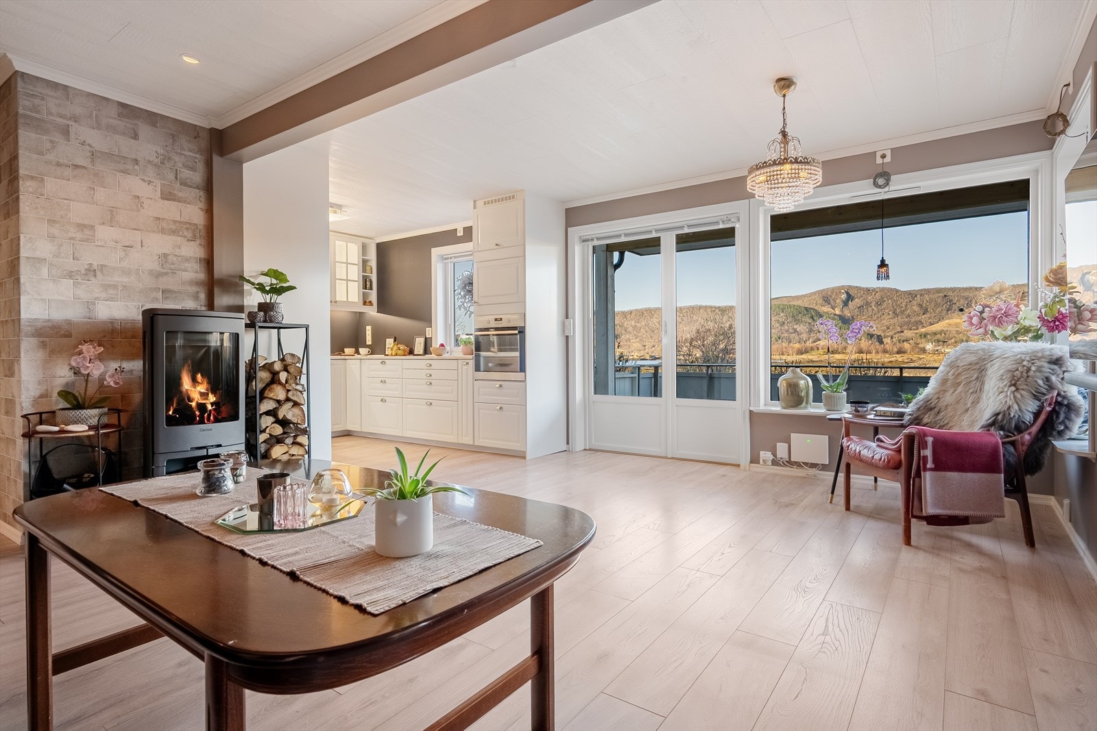 Stuen har store vindusflater som gir godt med naturlig lysinnslipp Galleribilde