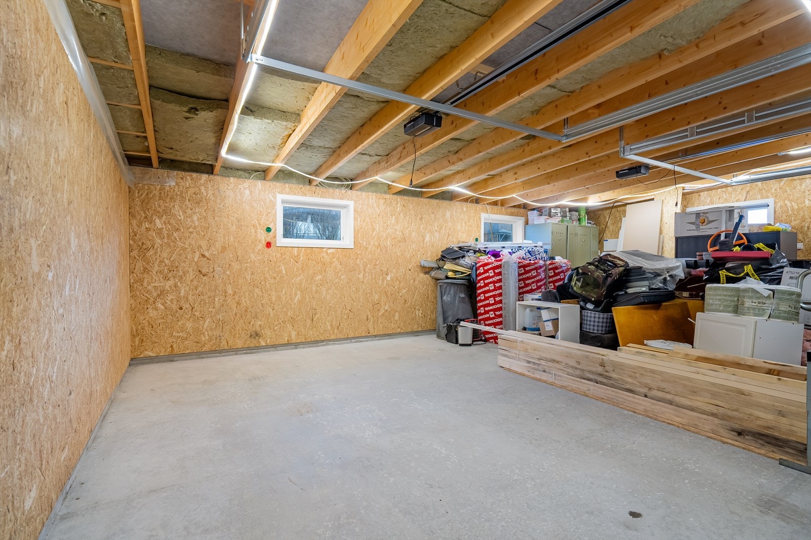 God plass til både parkering av biler og annen oppbevaring Galleribilde