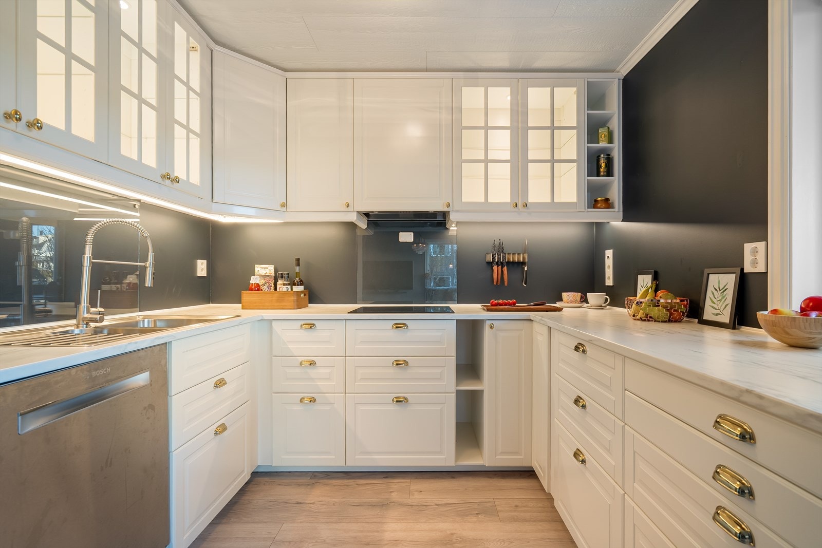 Dobbel stålvask med benkebeslag og glassplate over benk gir funksjonell arbeidsplass på kjøkkenet Galleribilde