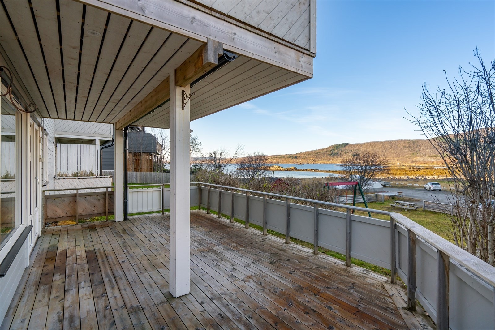 Fra terrassen er det en fantastisk utsikt mot vannet og omkringliggende natur Galleribilde