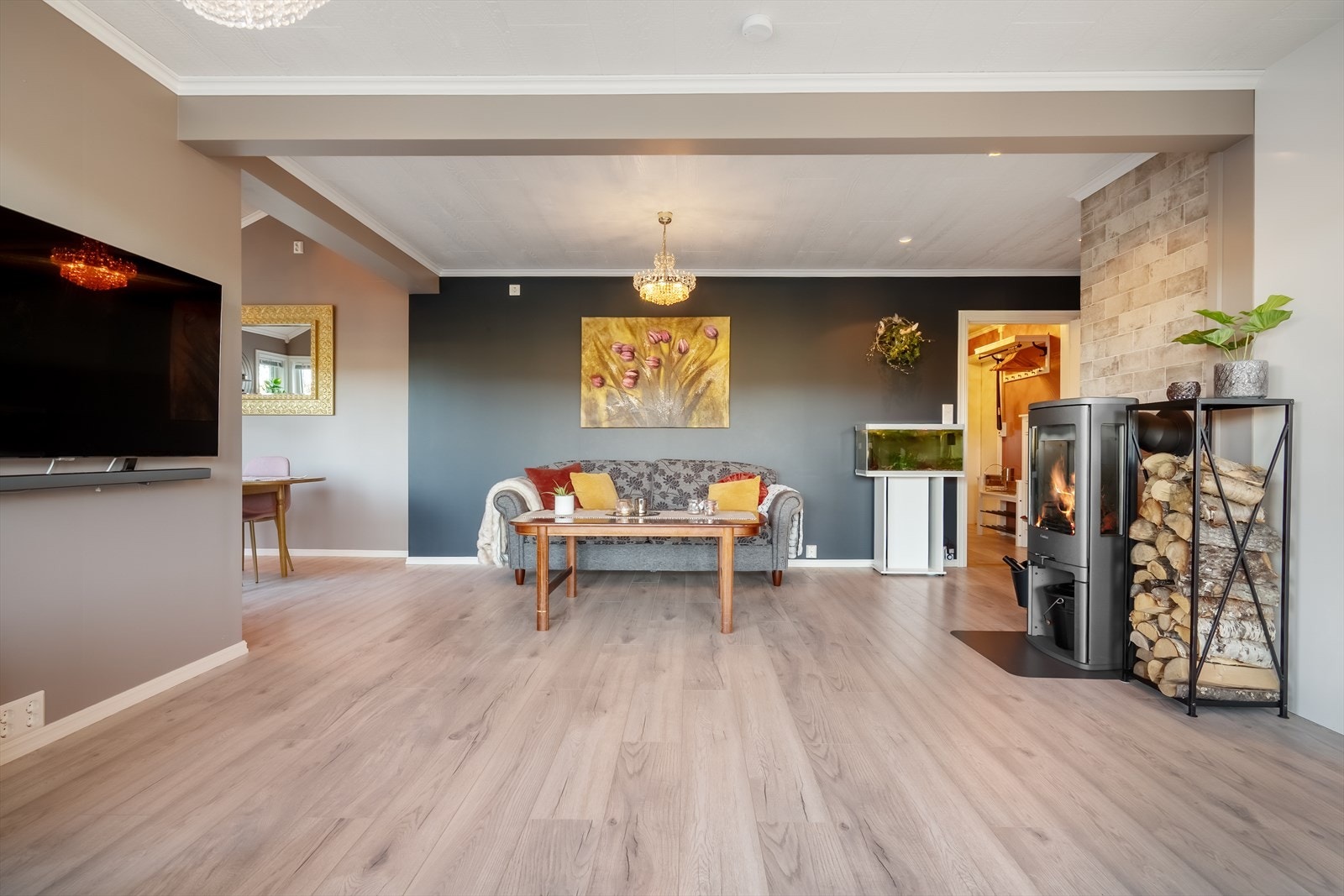 Peis og vedovn skaper et varmt og koselig innemiljø Galleribilde