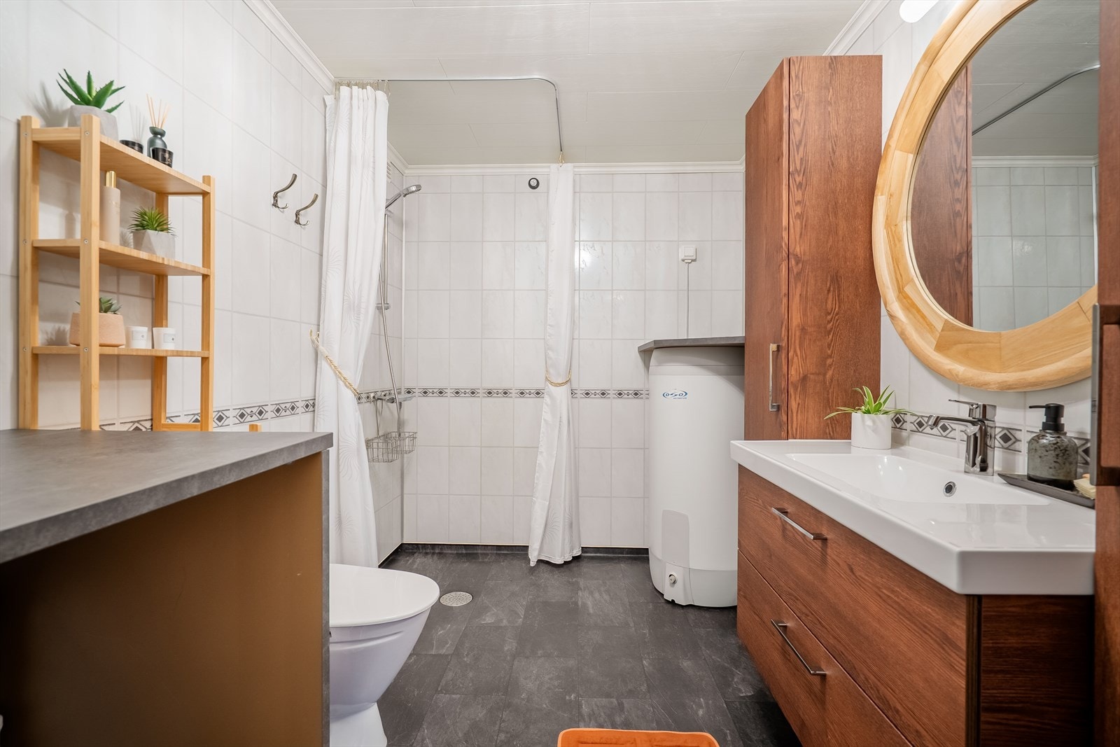 Vinylbelegg med elektriske varmekabler på gulvet og praktisk innredning Galleribilde