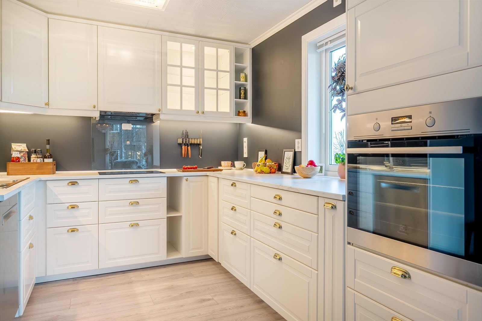 Elegant kjøkken som ble pusset opp i 2018. Kjøkkenet har profilerte fronter og integrert komfyr, samt integrert oppvaskmaskin Galleribilde