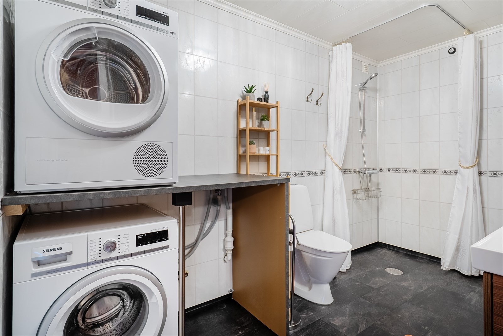 Integrert opplegg for vaskemaskin og tørketrommel sikrer effektiv håndtering av klesvask Galleribilde