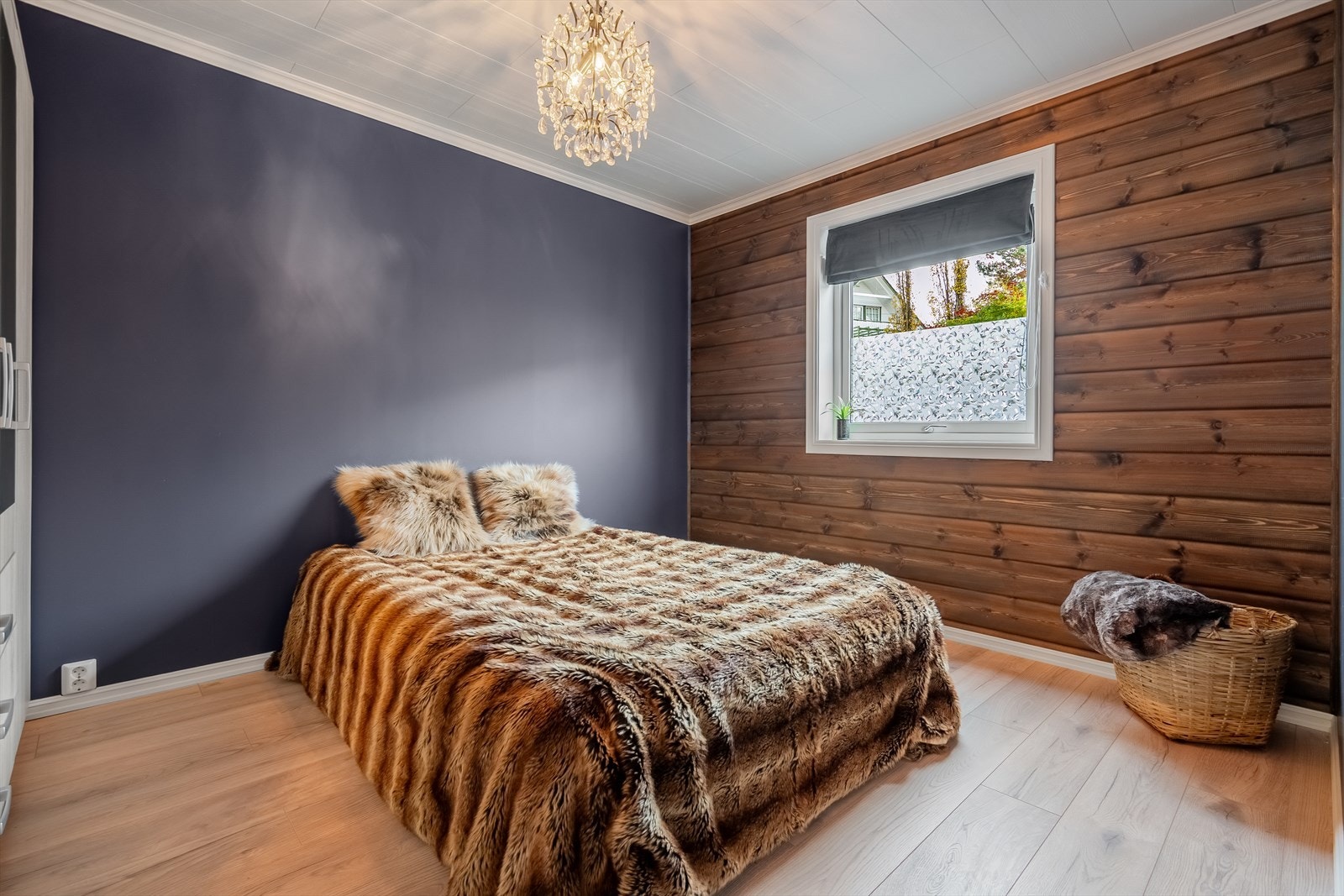 Hovedsoverommet har god plass til dobbeltseng og garderobeskap Galleribilde