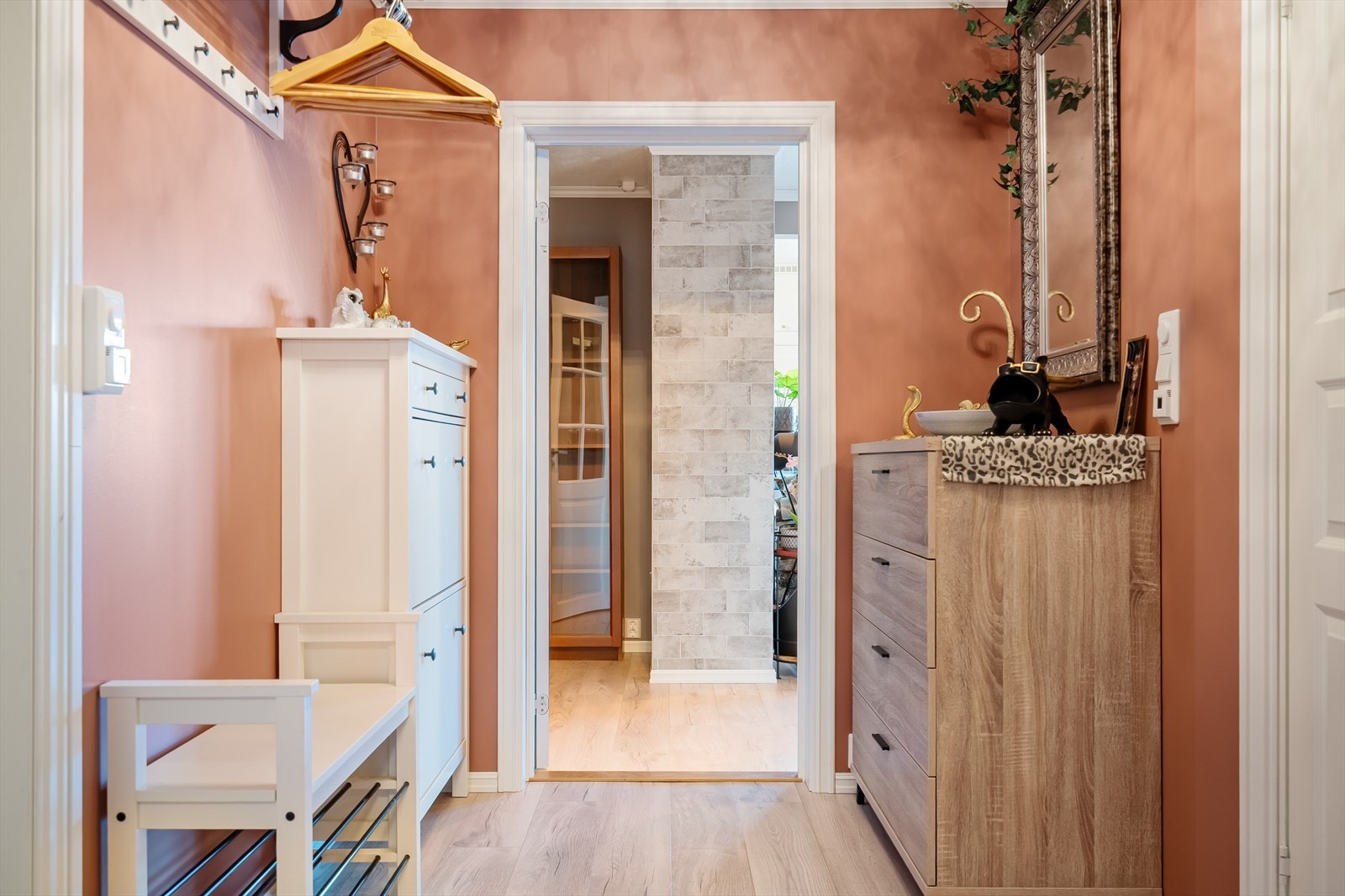 Moderne preg på entréen, med malte vegger og panel Galleribilde