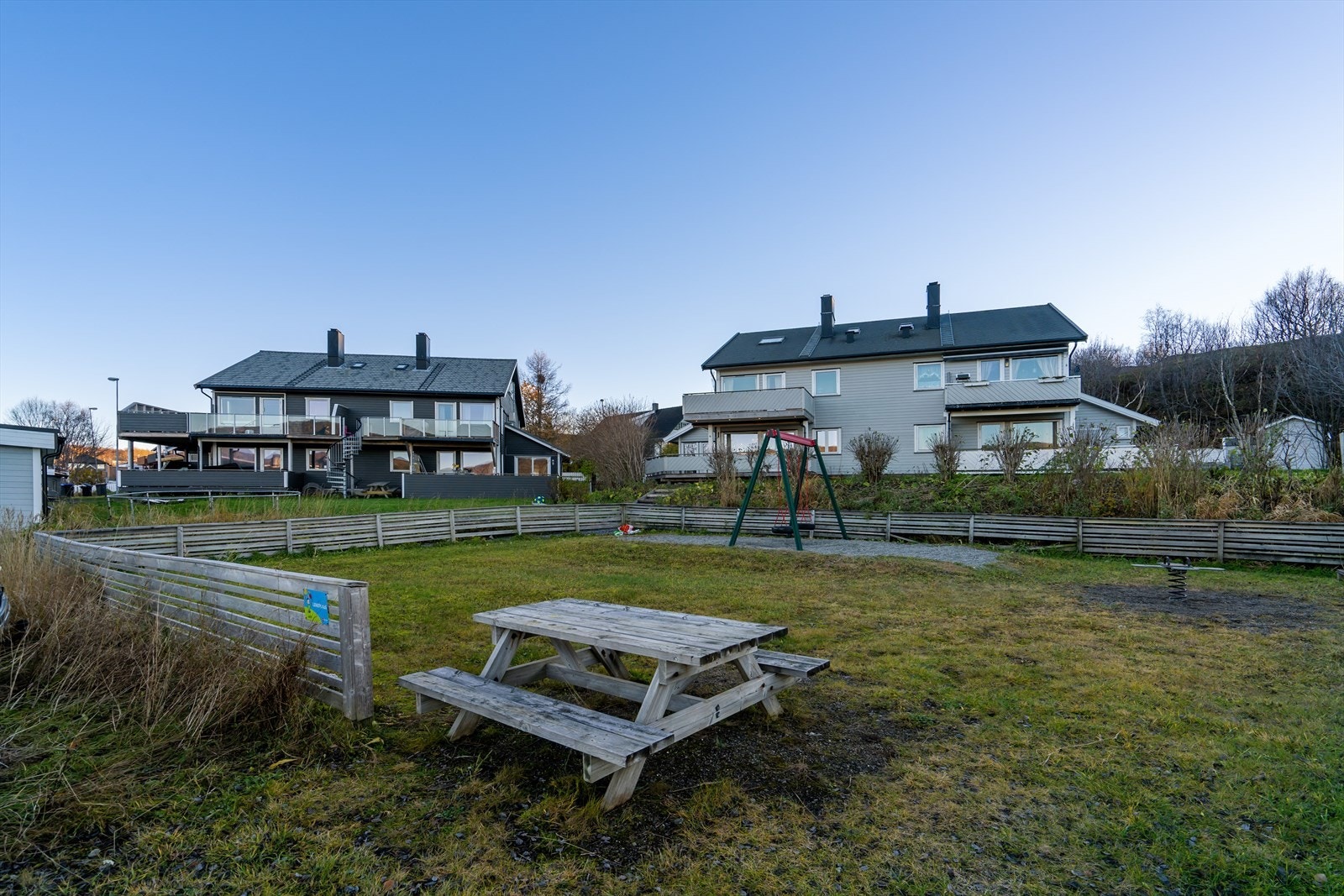 Kommunal lekeplass like nedenfor verandaen Galleribilde