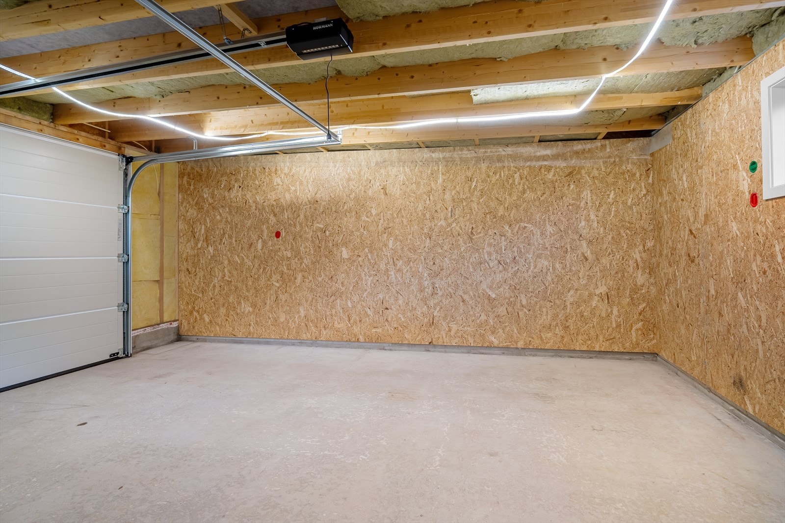 Den har isolerte vegger og elektriske leddporter, og er klargjort for elbil lader Galleribilde