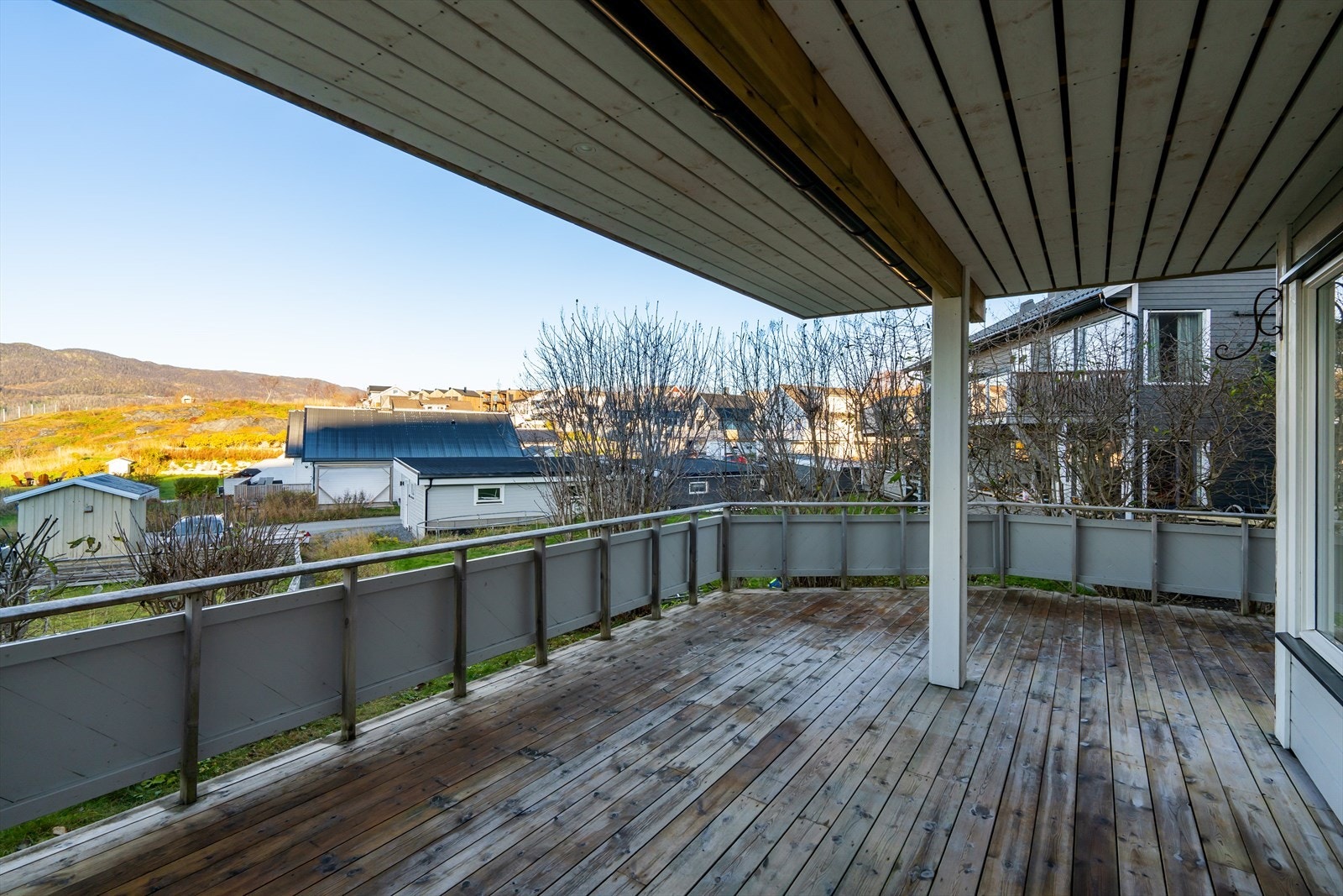 Terrassen har god plass til utemøbler og byr på vakker utsikt Galleribilde