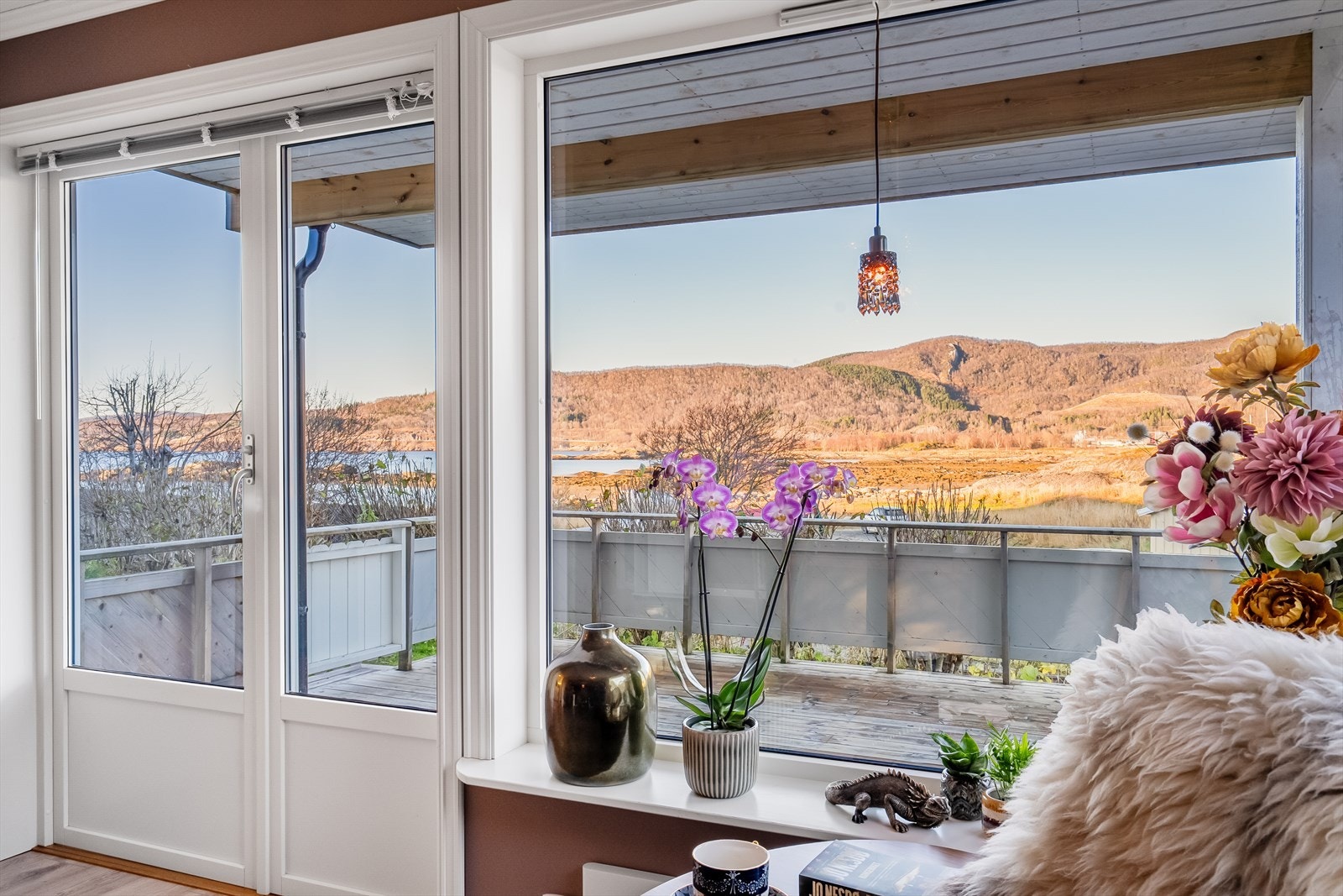 Store vindusflater gir utsikt mot naturskjønne omgivelser fra stuen. Galleribilde