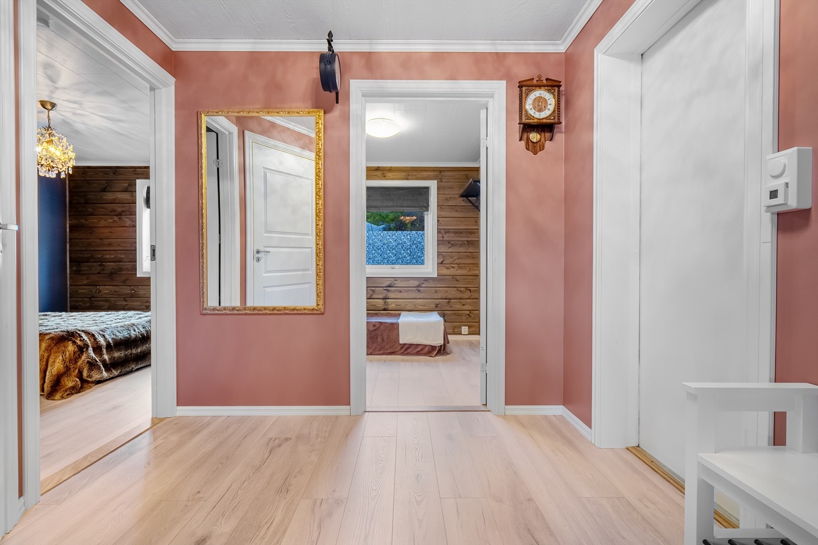 Fra entréen er det enkel tilgang til soverommene, med laminatgulv som strekker seg gjennom rommet Galleribilde