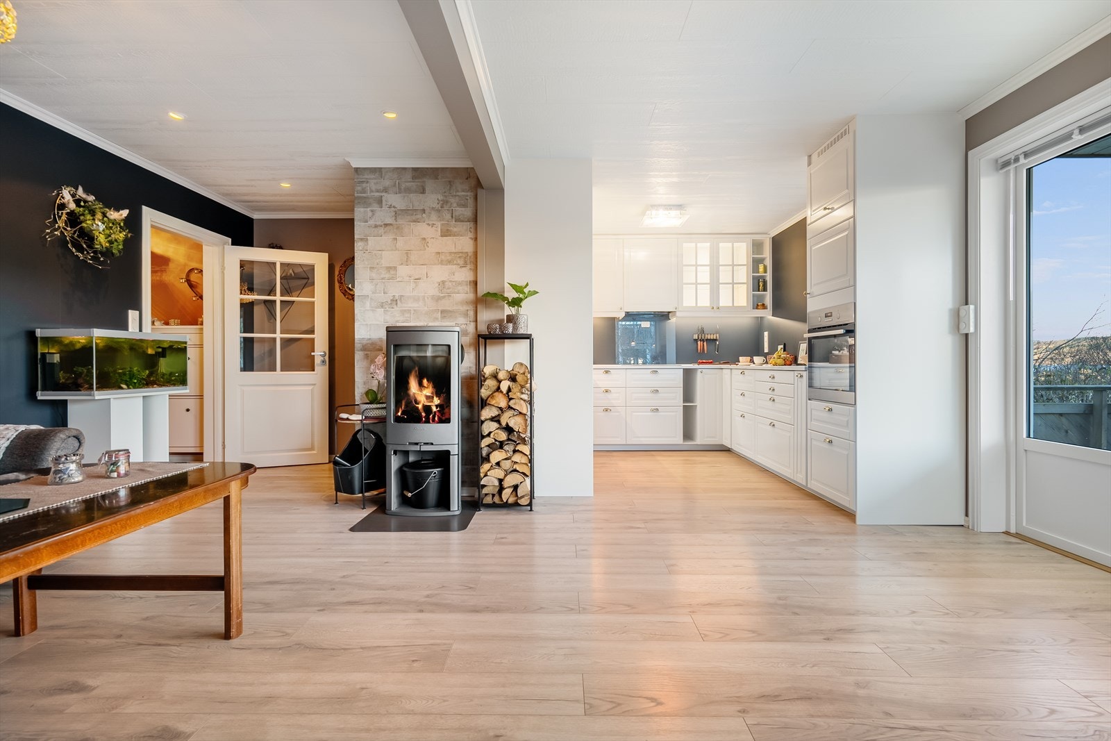 Vedovn gir jevn varme til stuen og kjøkken. Store vindusflater gir utsyn mot naturskjønne omgivelser. Galleribilde