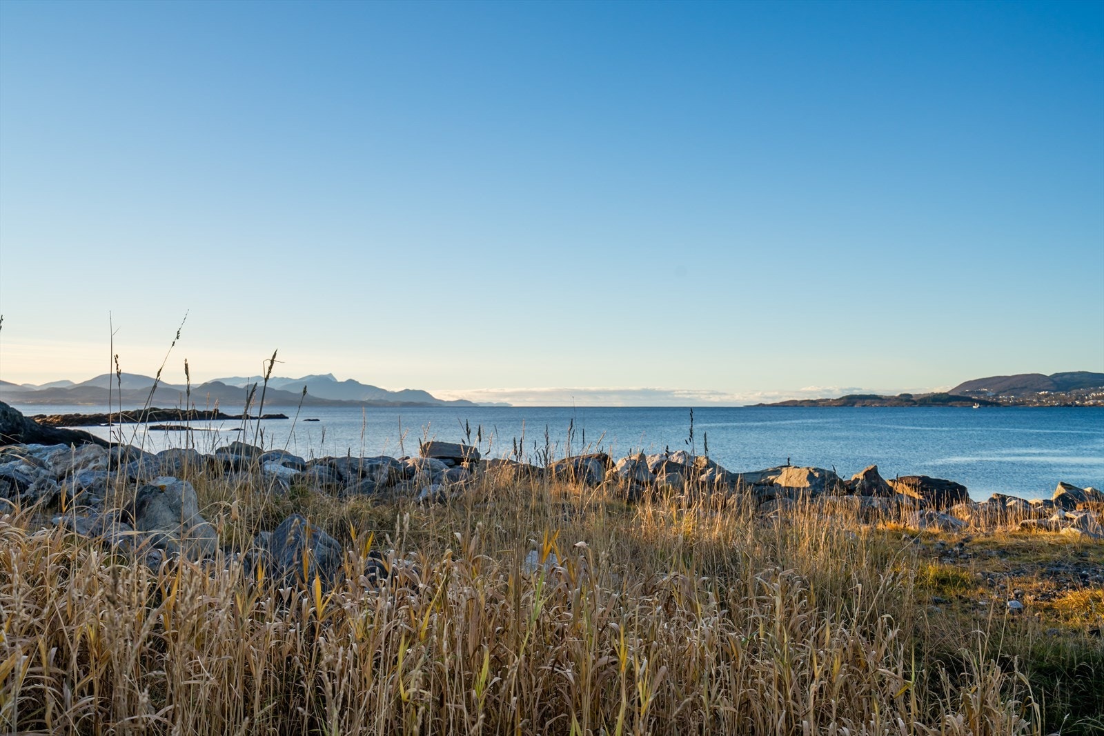 Nærhet til sjøen gir muligheter for rekreasjon og vakker utsikt Galleribilde