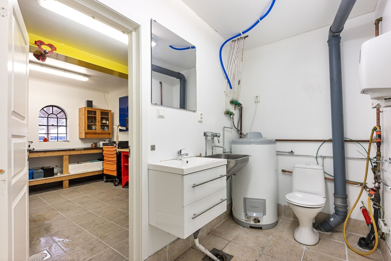 Verksted og toalettrom i garasjen. Galleribilde