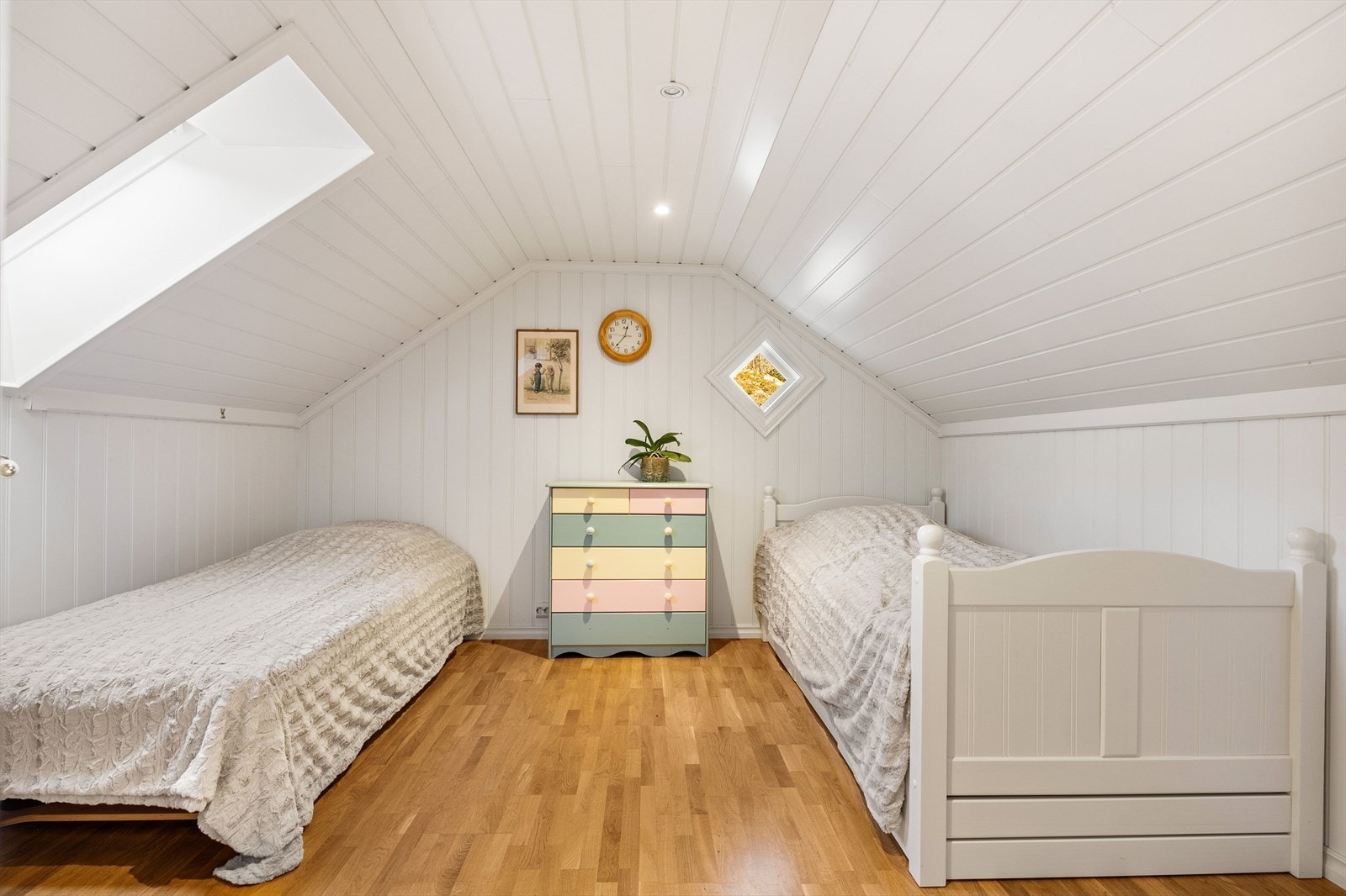 Rom i 2 etasje. Rommet er ikke godkjent for varig opphold. Galleribilde