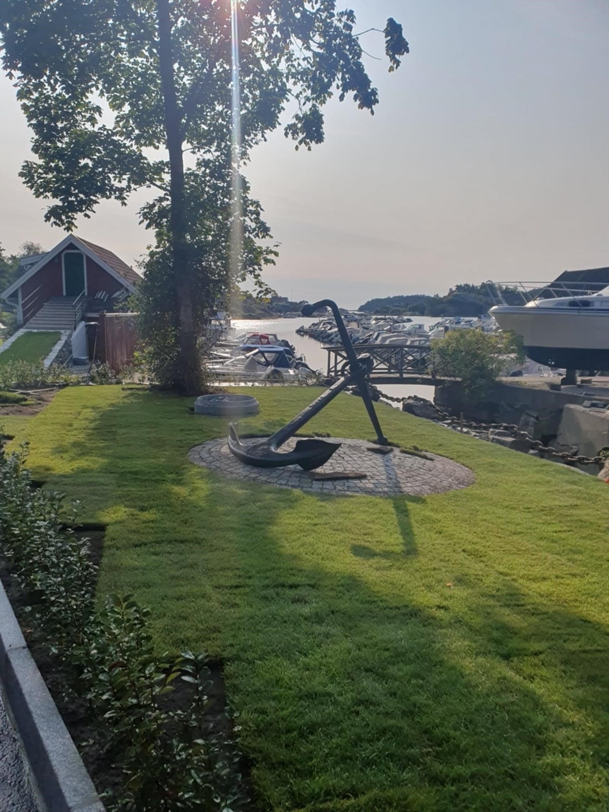 Flott opparbeidet utesone ved innkjørsel. Galleribilde