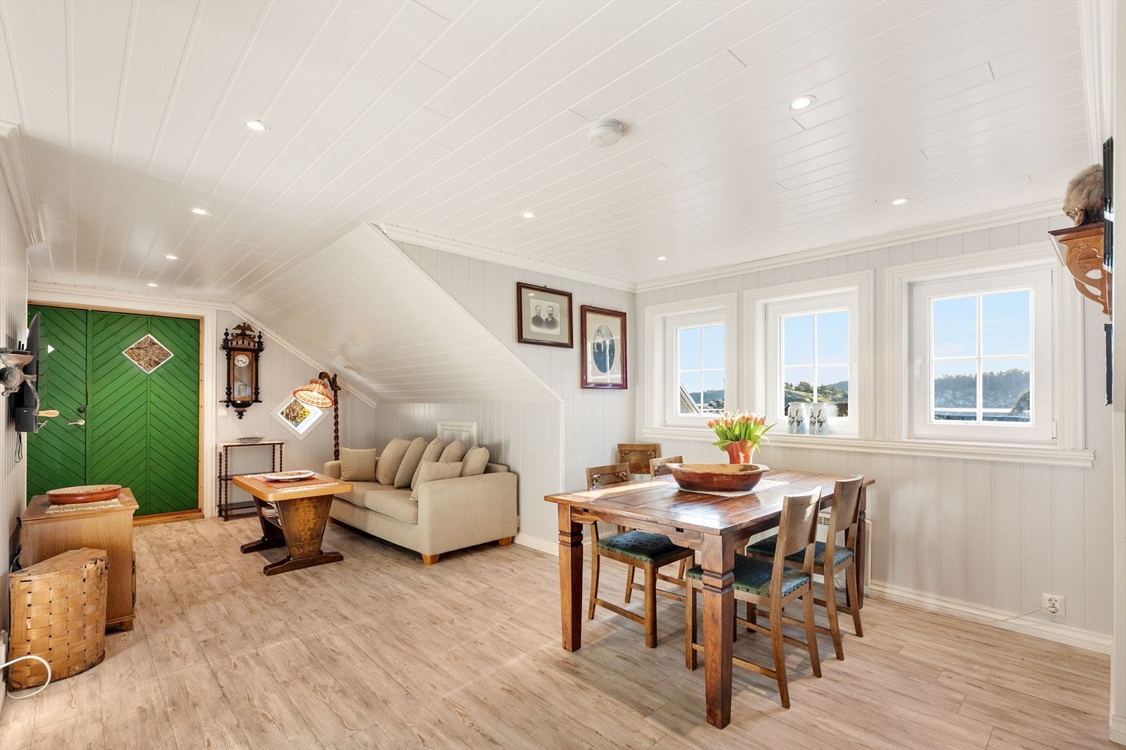 Loft over garasje. Galleribilde