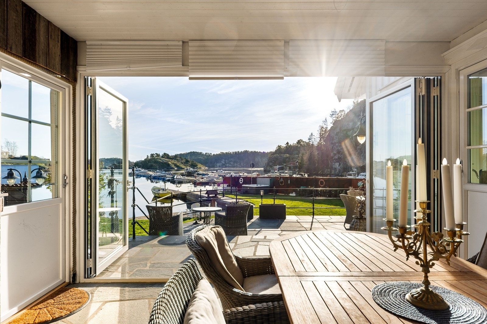 Meget sjarmerende vinterstue med doble dører som kan åpnes fullt ut. Galleribilde