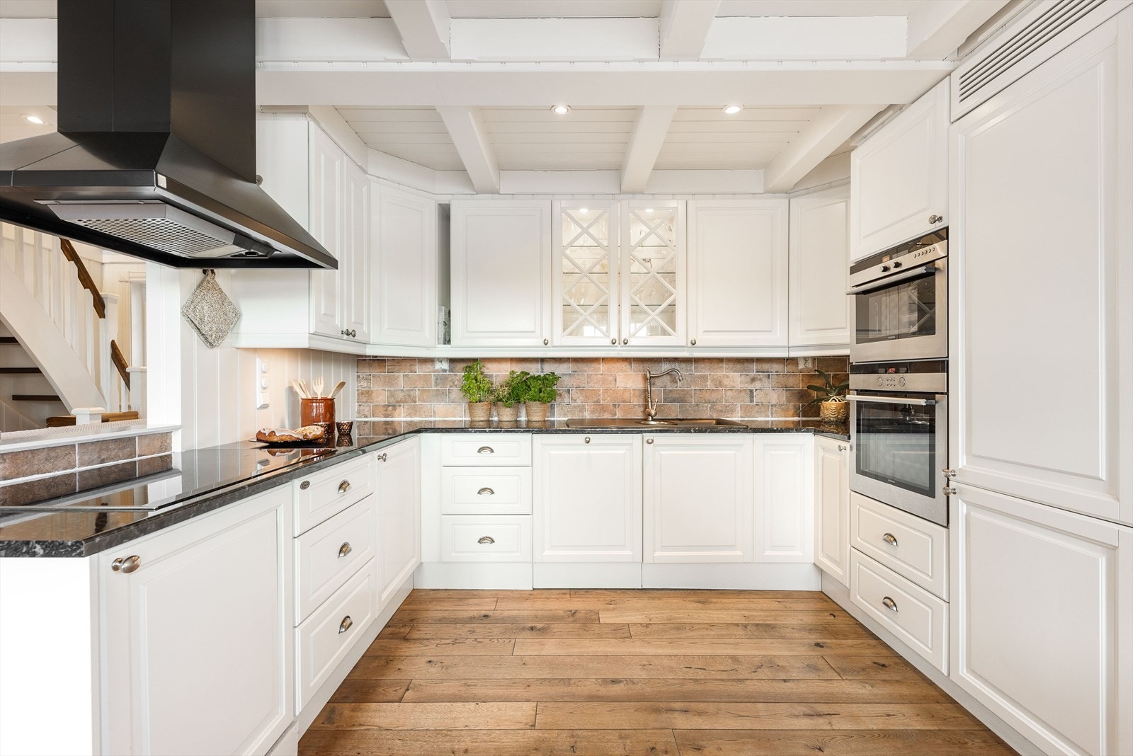 Pent og funksjonelt kjøkken fra Kvalsvik med integrerte hvitevarer. Galleribilde