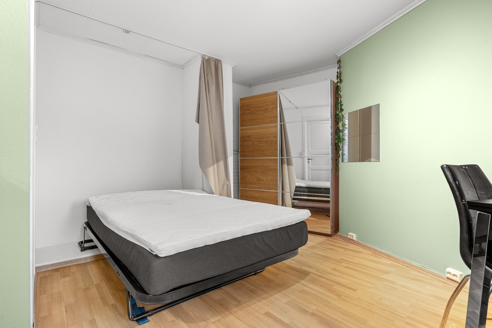 Romslig og praktisk garderobeskap som medfølger i handelen. Galleribilde