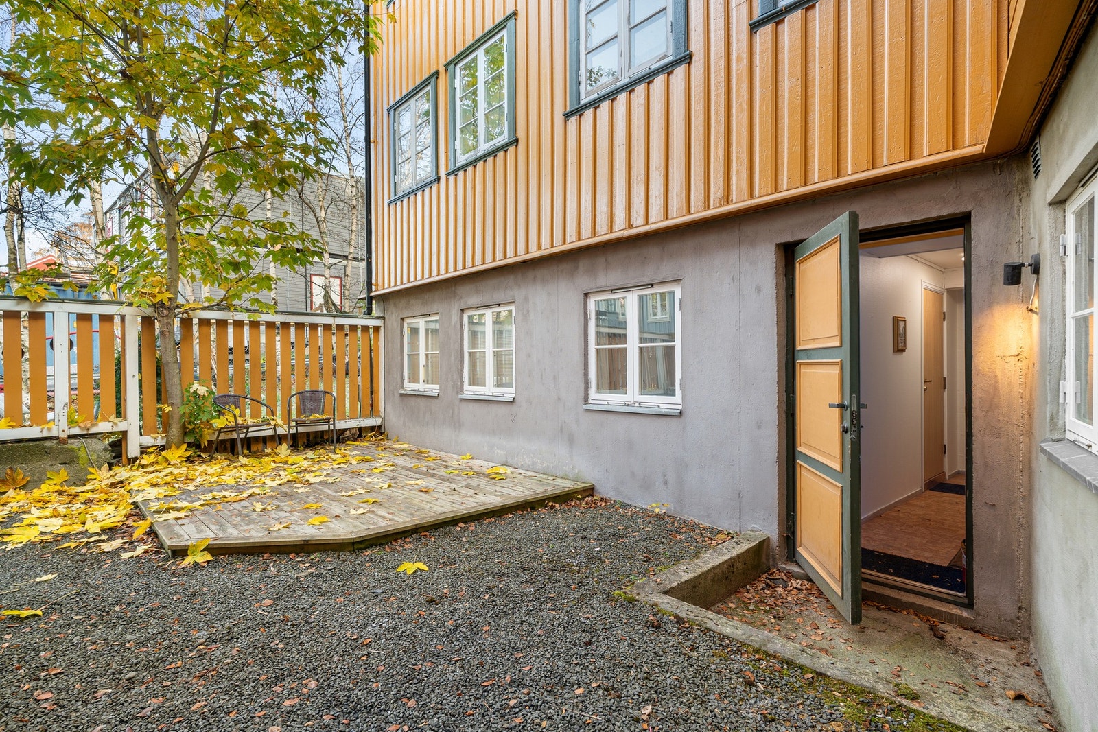 Leiligheten har en skjermet beliggenhet vendt mot bakgården. Galleribilde