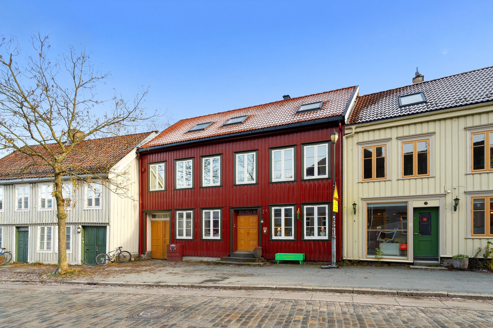 Bakklandet er kjent for sine koselige brosteinsgater, små spesialbutikker, kaféer og restauranter som skaper en helt spesiell atmosfære. Galleribilde