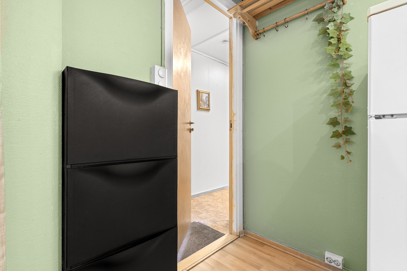 Leiligheten har plass til oppbevaring av sko, samt oppheng av yttertøy. Galleribilde