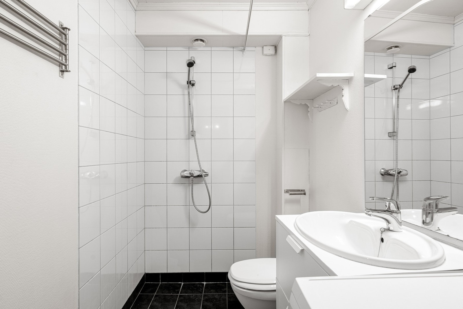 Utstyrt med dusjhjørne, toalett og servant i skap. Galleribilde