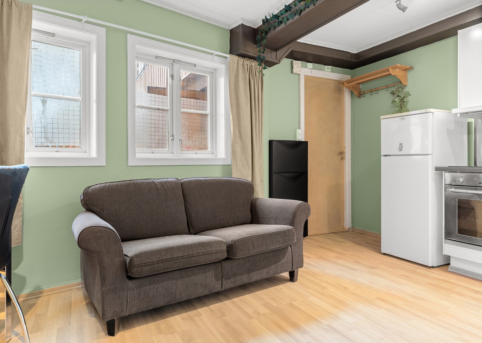 Planløsningen gjør det enkelt å innrede med både sofagruppe og ulike løsninger for spiseplass. Galleribilde