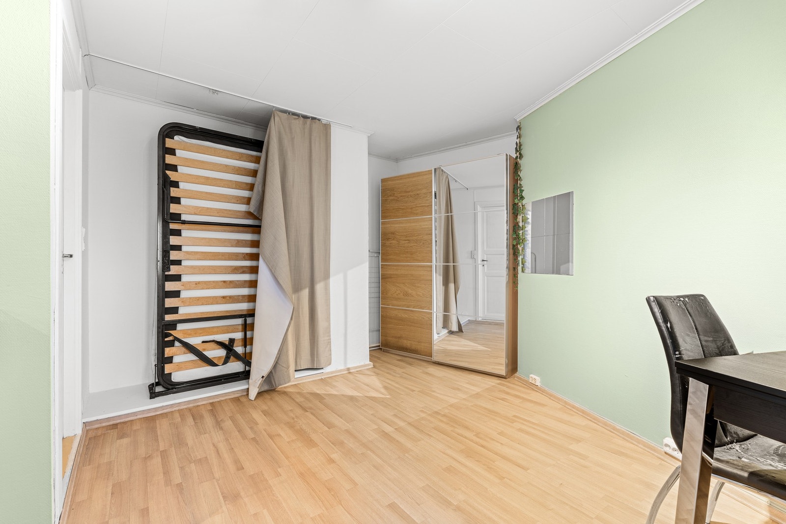 Sengen kan enkelt festes til veggen og blir nærmest usynlig i løpet av dagen. Galleribilde